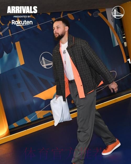 今日手感如何?勇士社媒晒库里步入比赛球馆的瞬间 今日手感如何?勇士社媒晒库里步入比赛球馆的瞬间